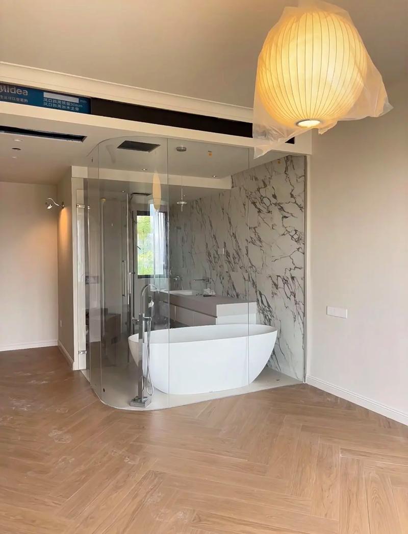 超愛(ài)弧形全玻衛(wèi)生間的透明浴室 打造明亮通透的衛(wèi)浴空間